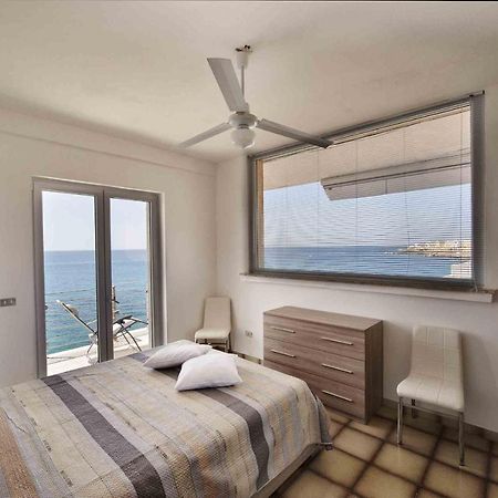 Apartment Overlooking The Sea With A View Of Old Gallipoli And The Whole Bay ภายนอก รูปภาพ